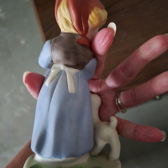 Charming Figurine Set with Boy and Girl - Picture 5 of 7